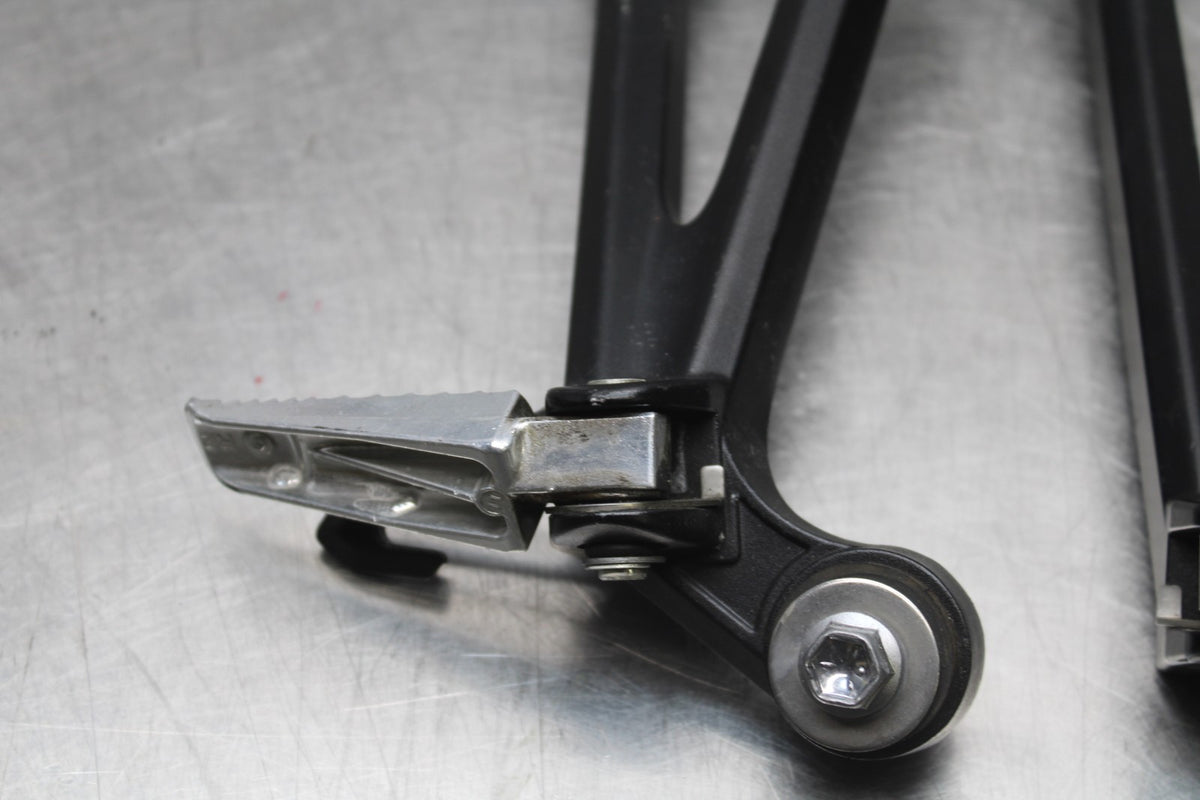 11-24 SUZUKI GSXR750 REAR BACK PASSENGER PEG SET PAIR BB630