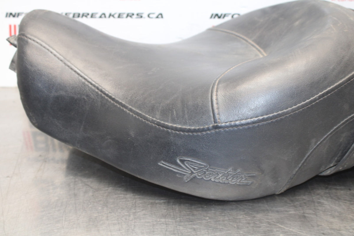 08 HARLEY-DAVIDSON SPORTSTER 1200 FRONT REAR SEAT SADDLE BB794