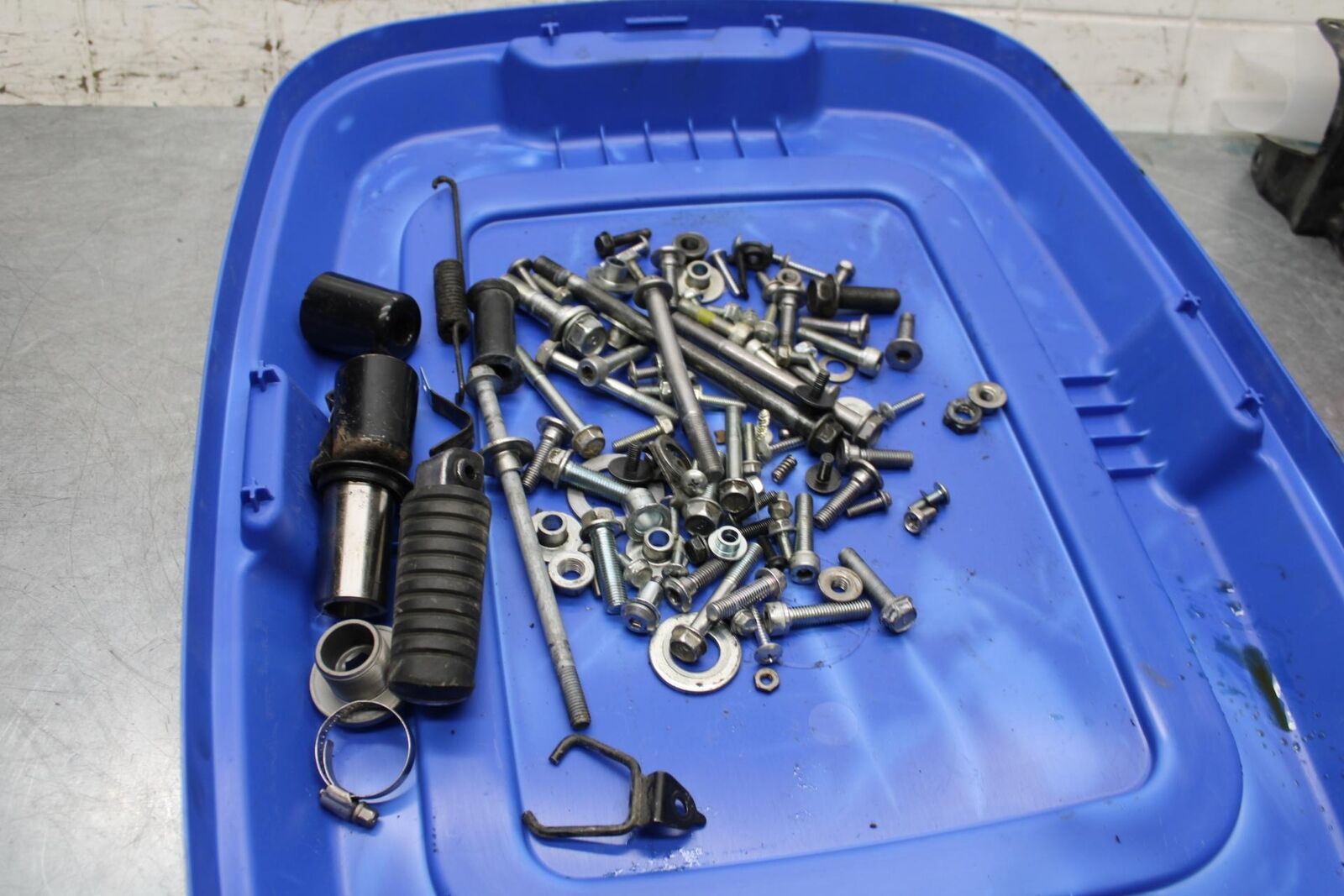 2014 Kawasaki Ninja 650 EX650E ENGINE MOUNTING AND MISC BOLTS HARDWARE BB569