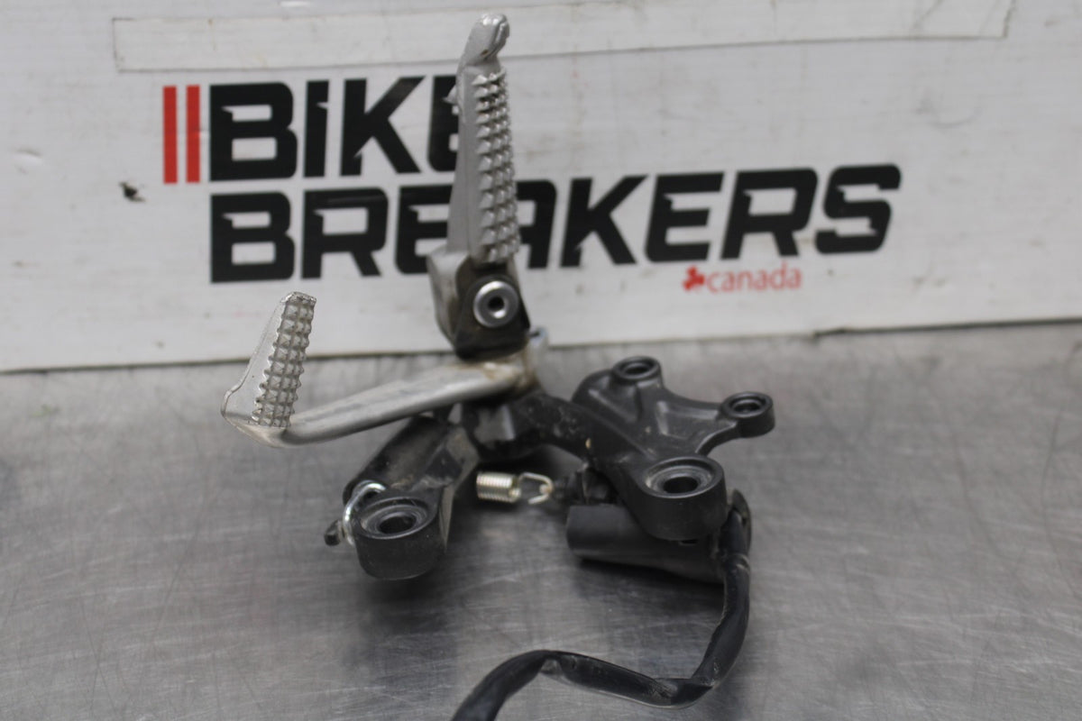 24-25 KAWASAKI NINJA ZX6R RIGHT REARSET REAR SET DRIVER FOOT PEG REST STOP BB939