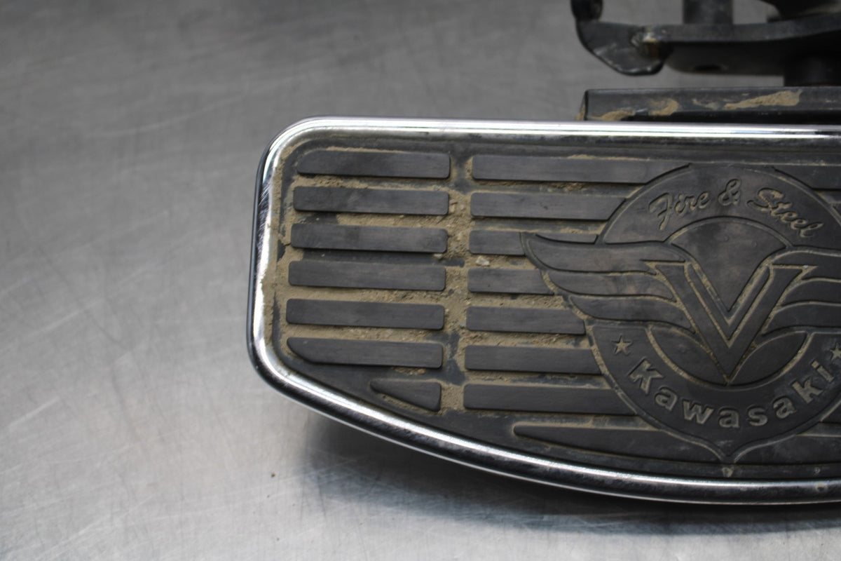 02 KAWASAKI VULCAN 800 VN800B CLASSIC RIGHT FRONT FOOT REST STEP BB862