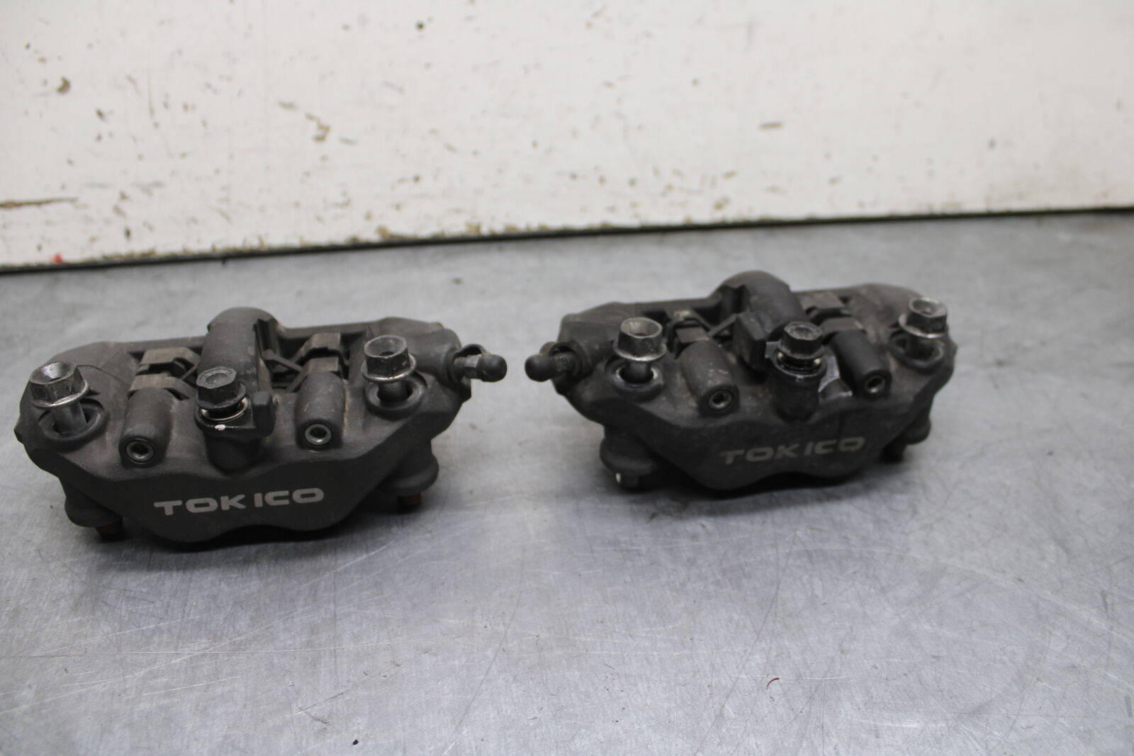 05-06 HONDA CBR600RR RIGHT LEFT FRONT BRAKE CALIPER SET PAIR CALIPERS BB727