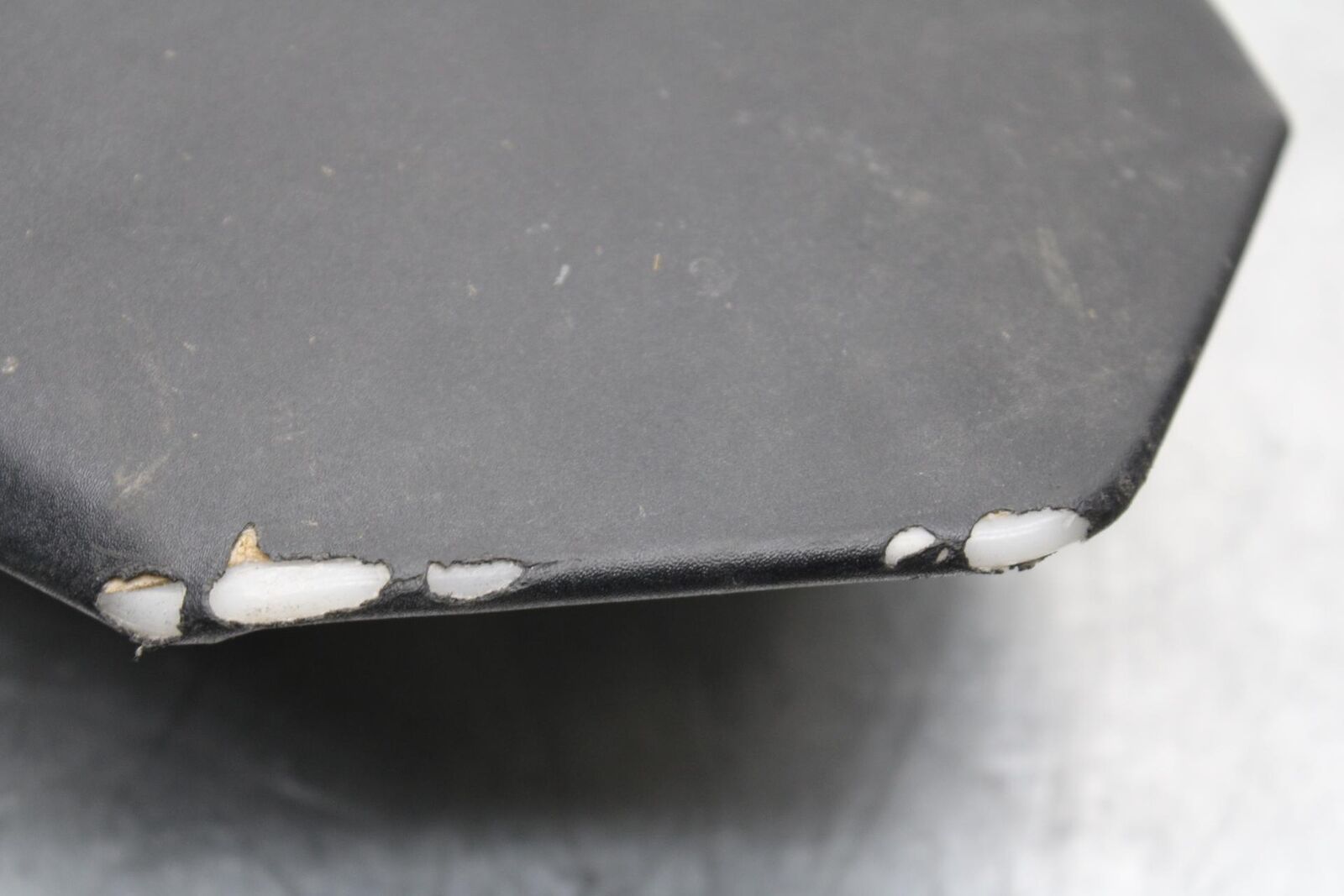 2007 Yamaha YZF R6 REAR BACK PASSENGER TANDEM SEAT PAD SADDLE PILLION BB590