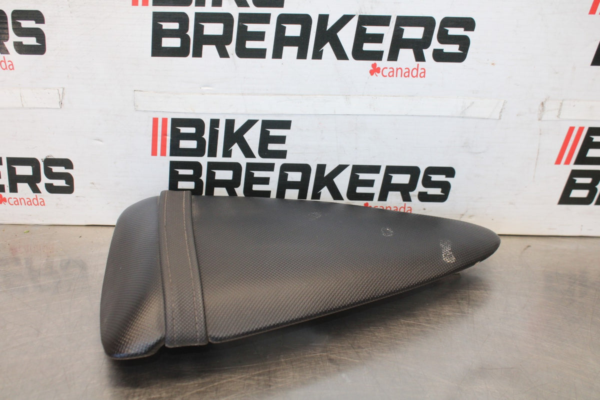 07-08 KAWASAKI NINJA ZX6R REAR PASSENGER TANDEM SEAT PAD SADDLE PILLION BB937