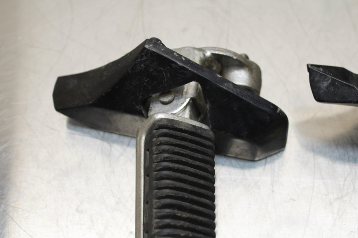 86 SUZUKI GS750ES FRONT FOOT RESTS PEGS STEPS SET PAIR BB140