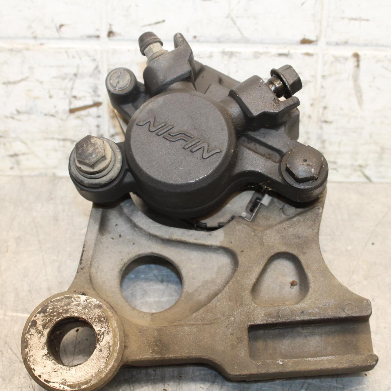 2006 Honda CBR600F4i REAR BACK BRAKE CALIPER W MOUNT BRACKET 43150-MBW-006 BB567