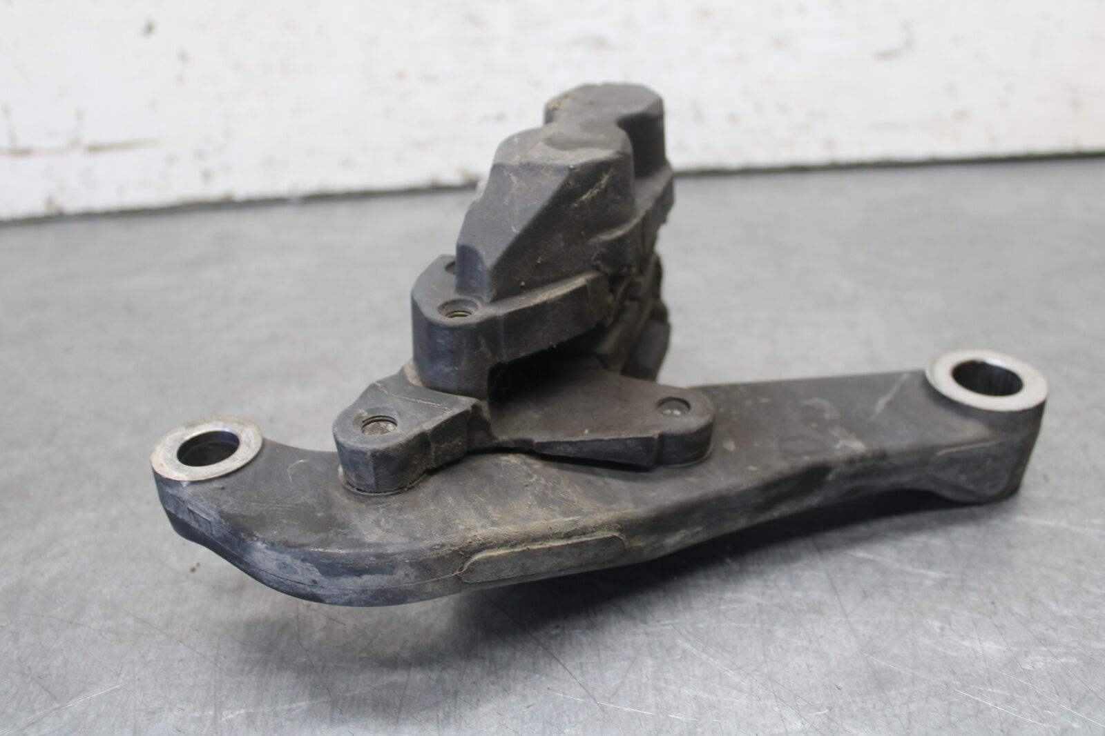 05-09 SUZUKI BOULEVARD C90 REAR BACK BRAKE CALIPER W MOUNT BRACKET BB692