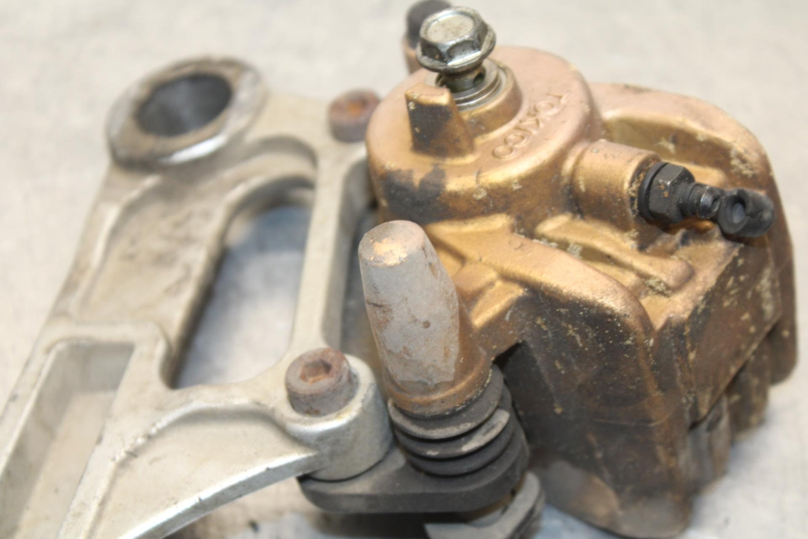 03-04 KAWASAKI NINJA ZX6RR REAR BACK BRAKE CALIPER W MOUNT BRACKET BB105