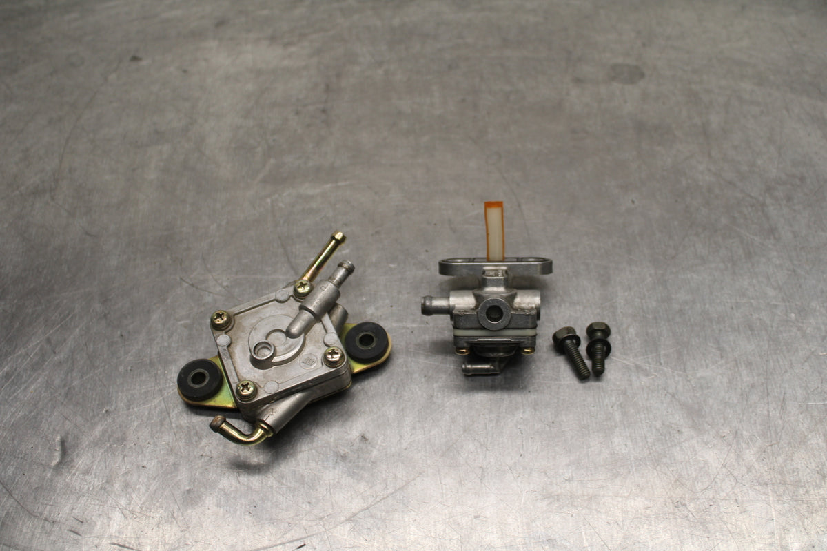 04 SUZUKI INTRUDER 800 GAS TANK FUEL PETCOCK / DIAPHRAGM BB758