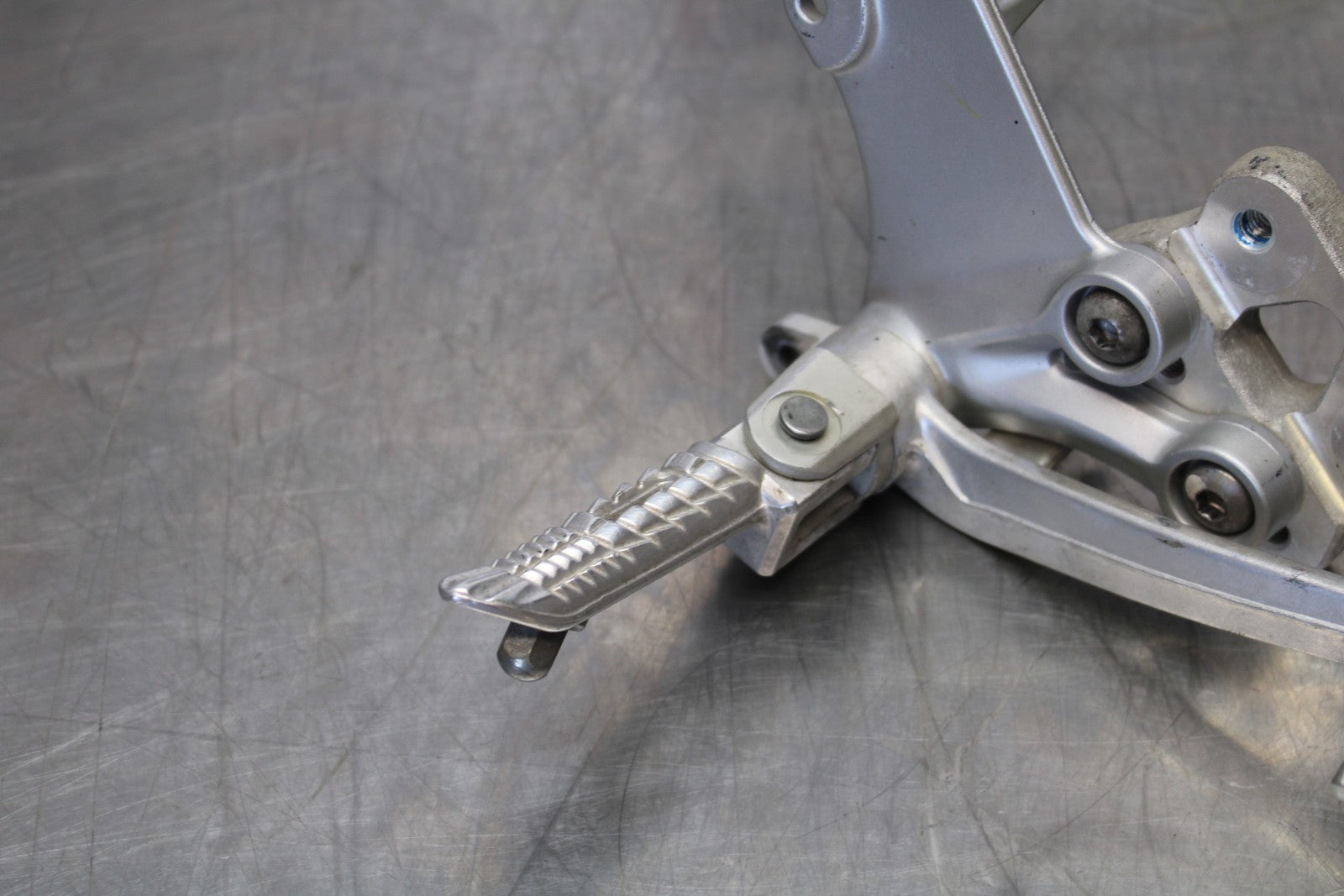06-07 SUZUKI GSXR 600 RIGHT REARSET REAR SET DRIVER FOOT PEG REST STOP BB170