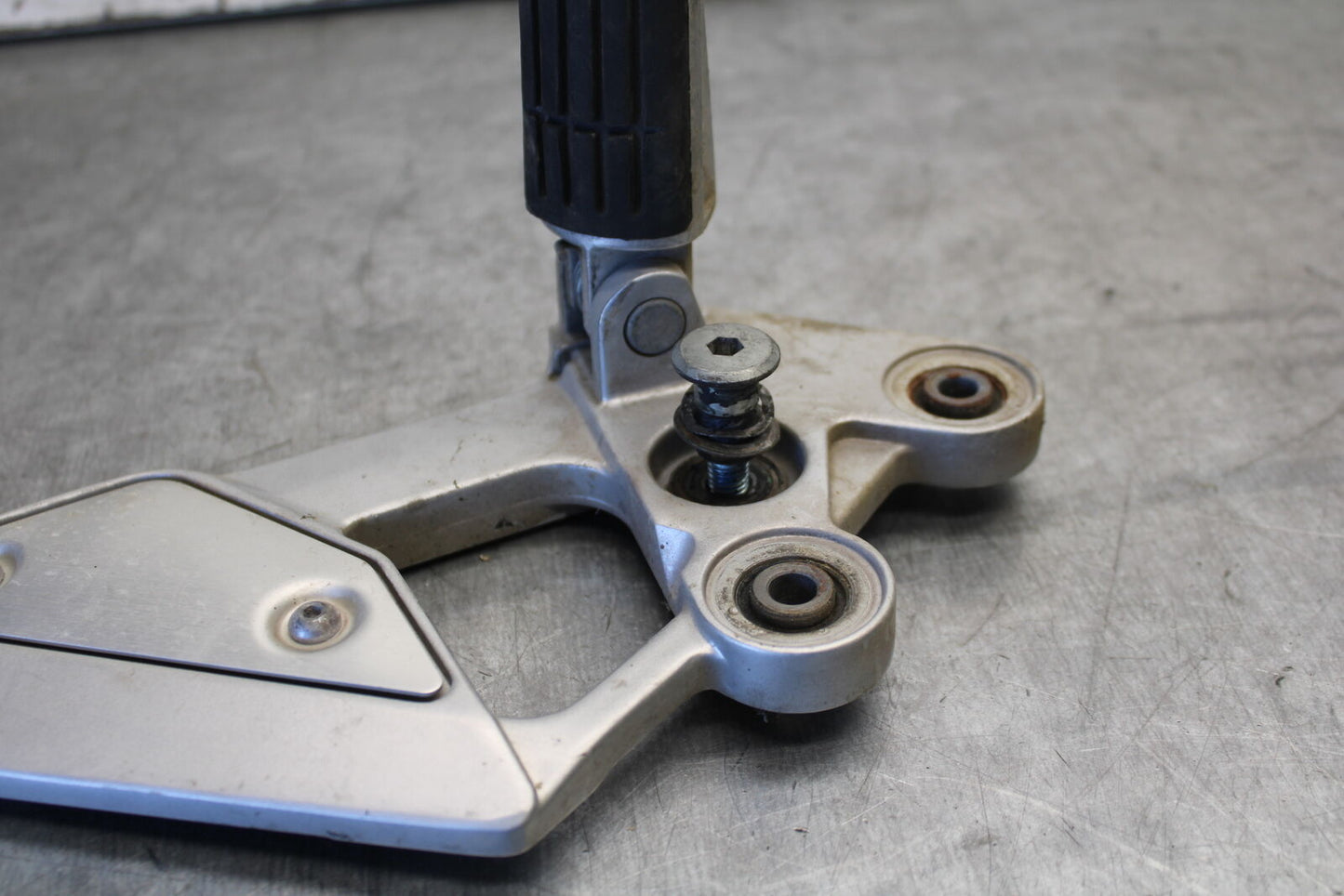07-09 YAMAHA FZ6 LEFT REARSET REAR SET DRIVER FOOT PEG REST STOP BB713