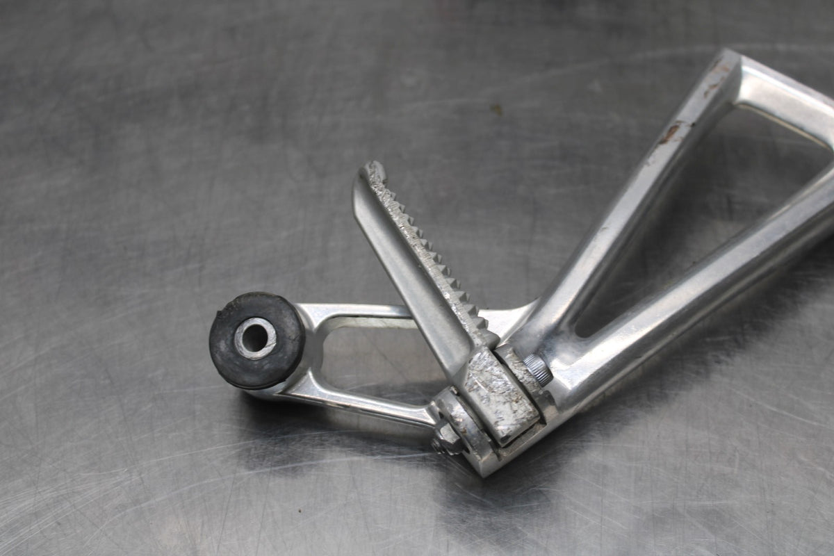 03-05 YAMAHA YZF R6  RIGHT REAR BACK PASSENGER PEG BB793