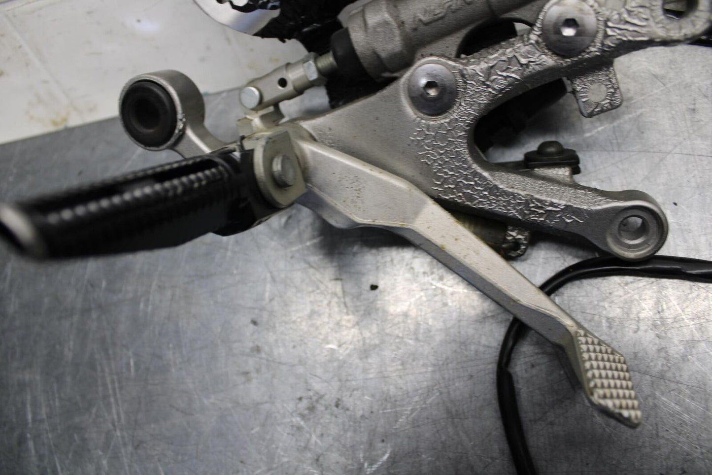 07 YAMAHA YZF R6 2c0 RIGHT REARSET REAR SET DRIVER FOOT PEG REST STOP BB75