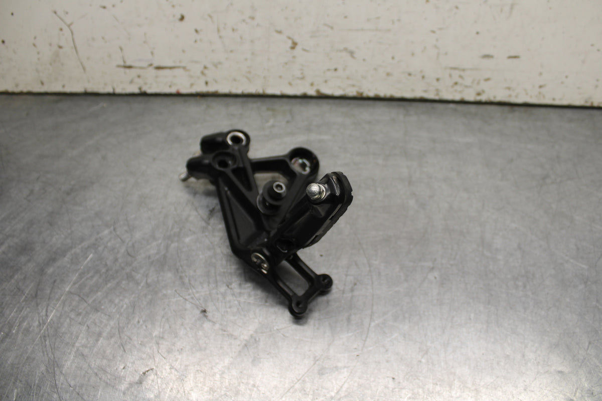 17-24 KTM 390 DUKE LEFT REARSET REAR SET DRIVER FOOT PEG REST STOP BB734