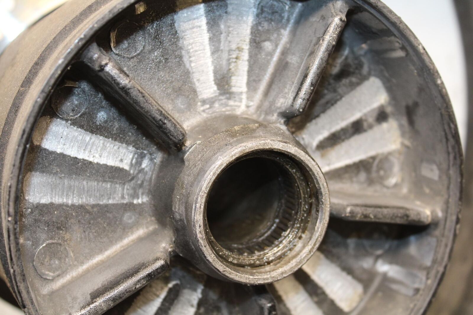 2000 Yamaha YZF R6 REAR ROTOR BACK BRAKE DISC AND REAR WHEEL BB558