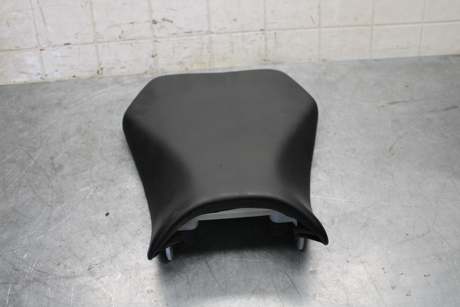 2017 Suzuki GSXR600 FRONT DRIVERS SEAT PAD SADDLE PILLION 45100-14J10-DW2 BB527