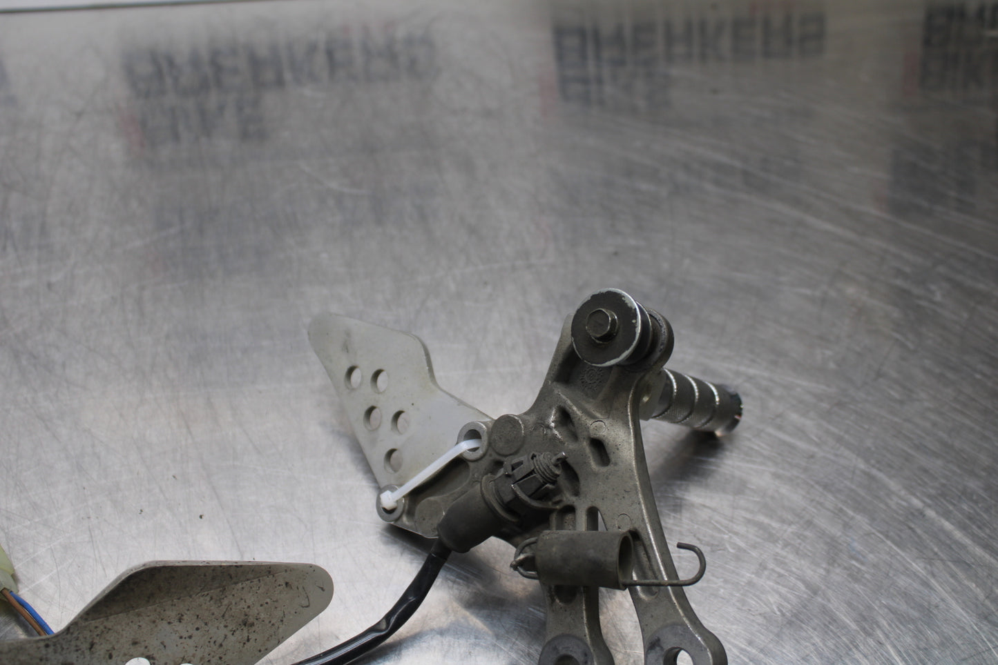 04-05 KAWASAKI NINJA ZX10R RIGHT LEFT REARSETS REAR SET DRIVER FOOT PEGS  BB163