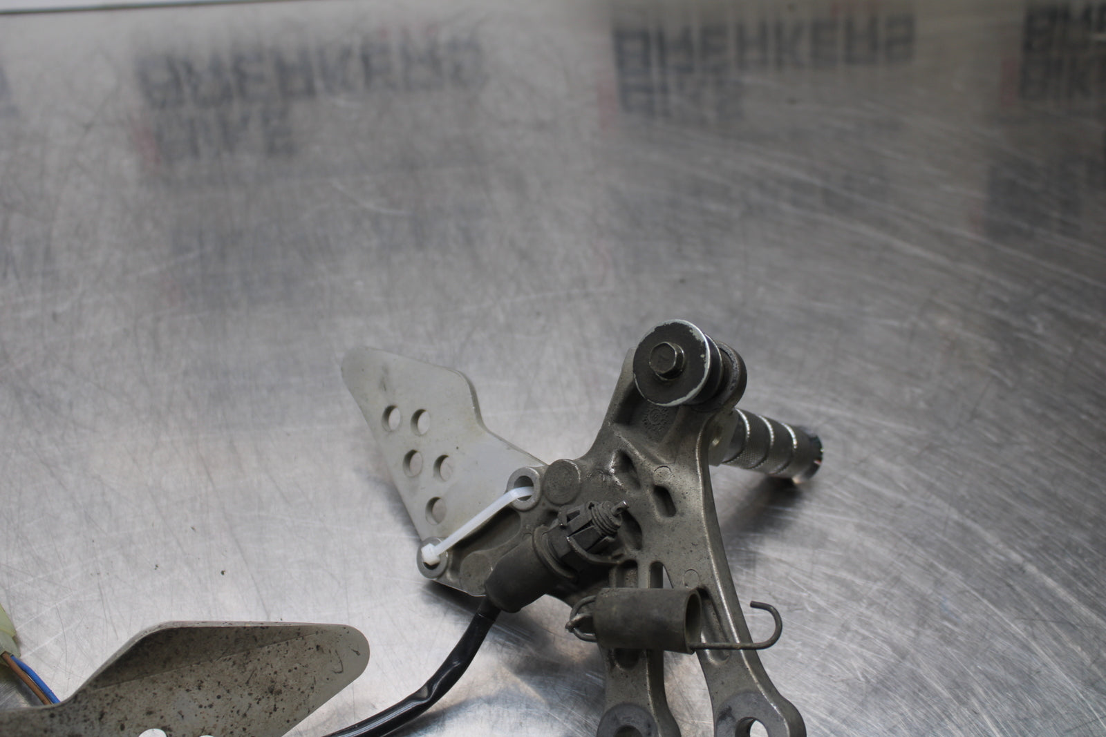 04-05 KAWASAKI NINJA ZX10R RIGHT LEFT REARSETS REAR SET DRIVER FOOT PEGS  BB163