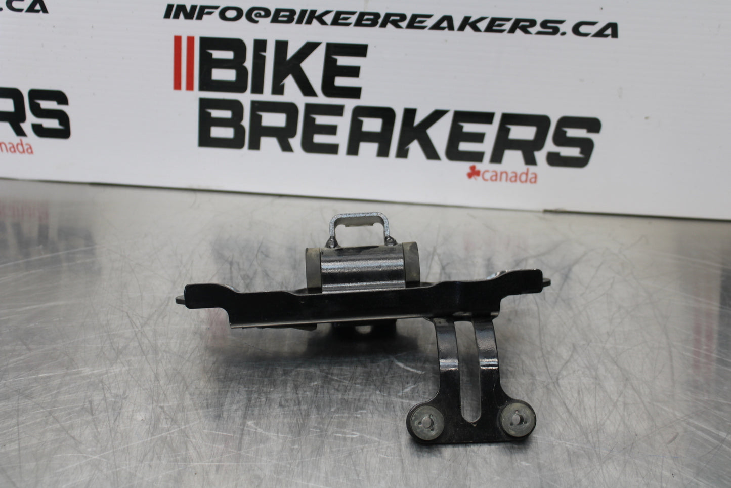 04-05 KAWASAKI NINJA ZX10R GAS TANK FUEL PETROL RESERVOIR BRACKET MOUNT BB163
