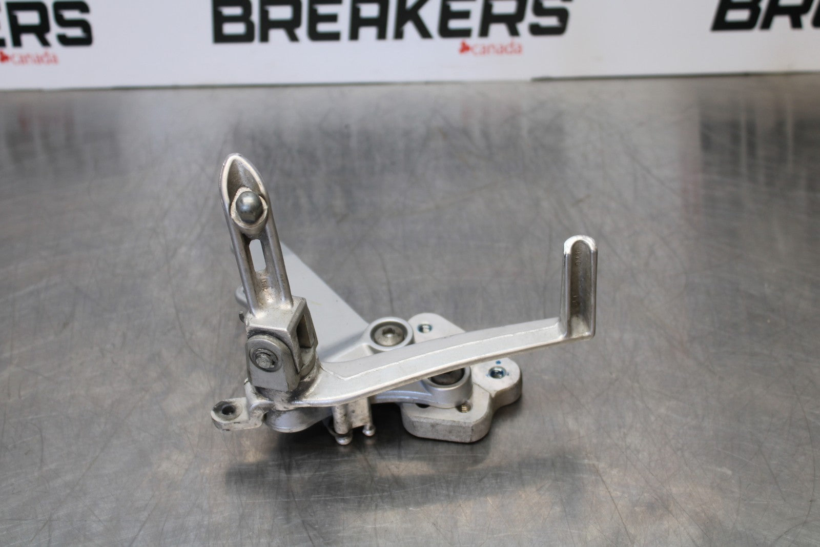 06-07 SUZUKI GSXR 600 RIGHT REARSET REAR SET DRIVER FOOT PEG REST STOP BB170