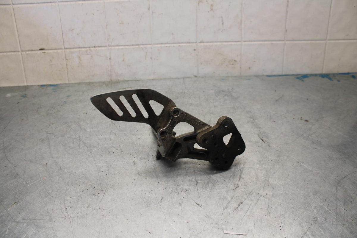 06-07 SUZUKI GSXR750 LEFT REARSET REAR SET DRIVER FOOT PEG REST STOP BB424
