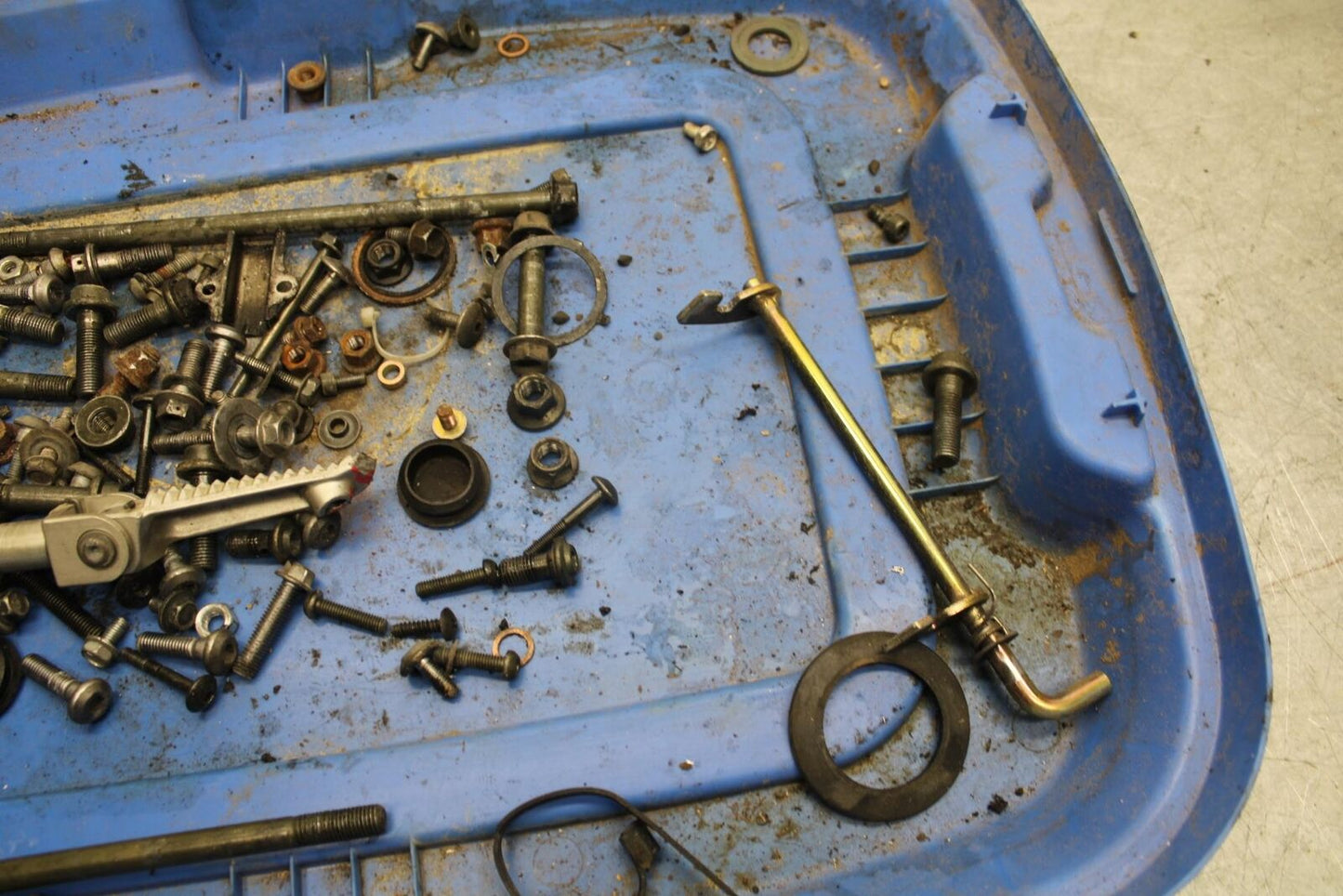 2003 Yamaha YZF R6 LEFTOVER MOUNTING BOLTS HARDWARE MOTOR SCREWS BB539