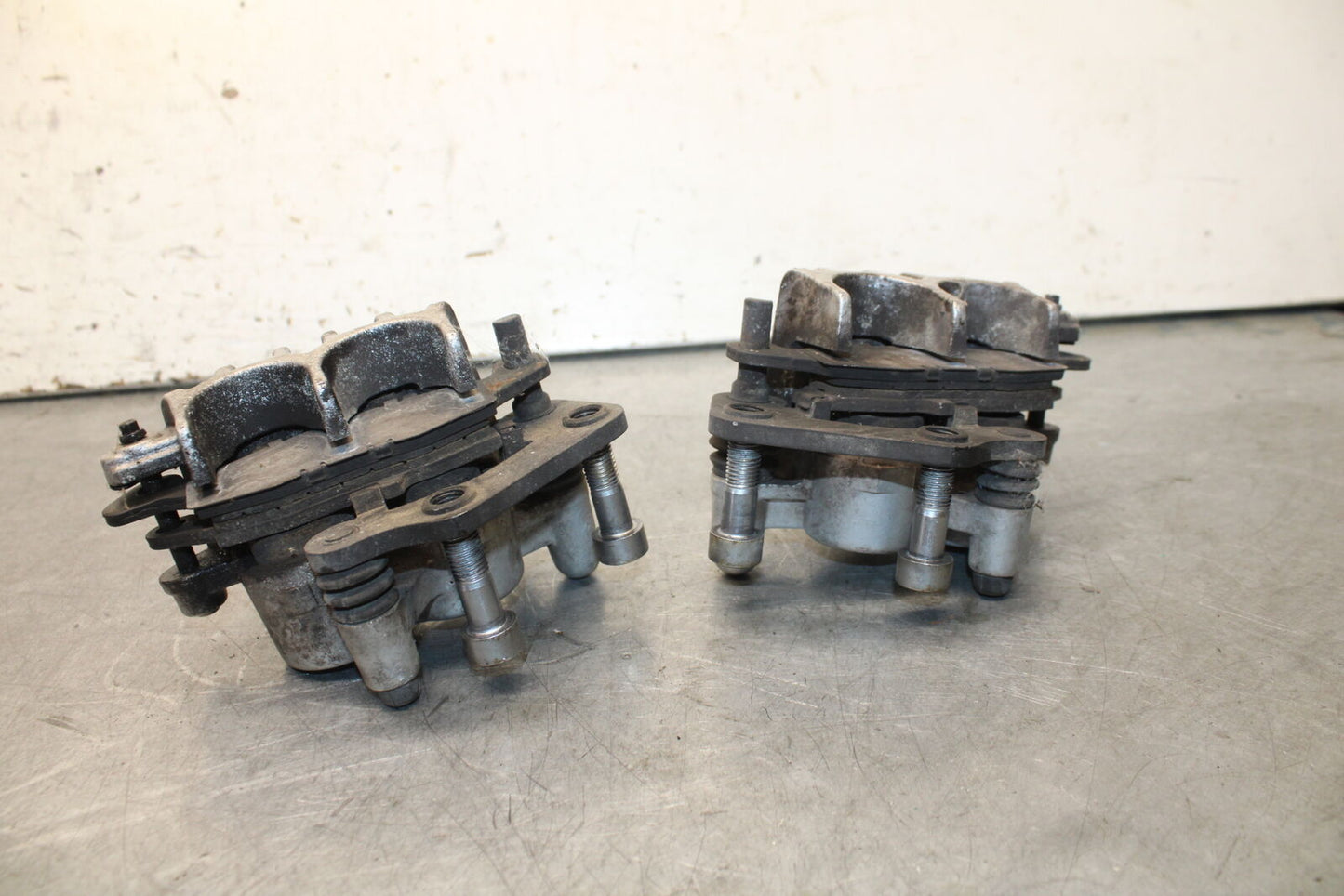 05-09 SUZUKI BOULEVARD C90 RIGHT LEFT FRONT BRAKE CALIPER SET PAIR BB692