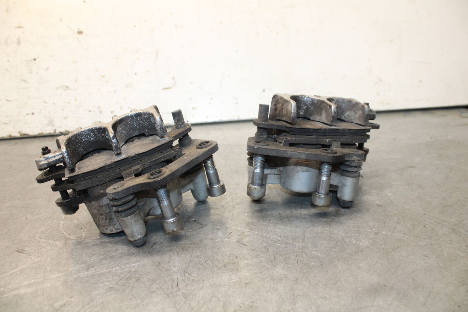 05-09 SUZUKI BOULEVARD C90 RIGHT LEFT FRONT BRAKE CALIPER SET PAIR BB692