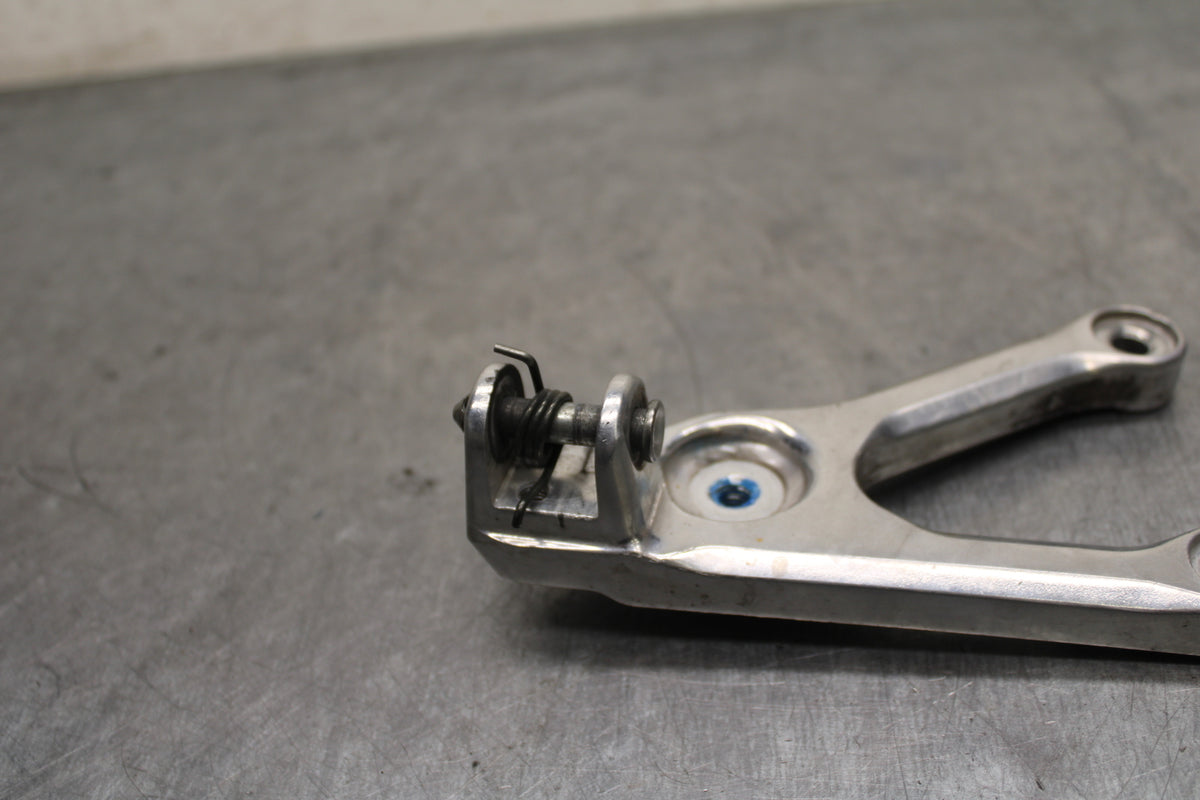 03-05 YAMAHA YZF R6  LEFT REARSET REAR SET DRIVER FOOT PEG BRACKET MOUNT BB132