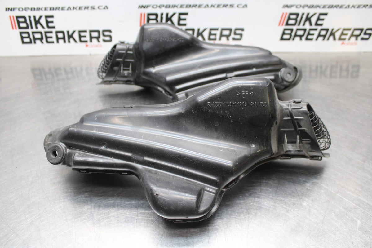 07 SUZUKI GSXR1000 RIGHT LEFT AIR INTAKE DUCTS BB770
