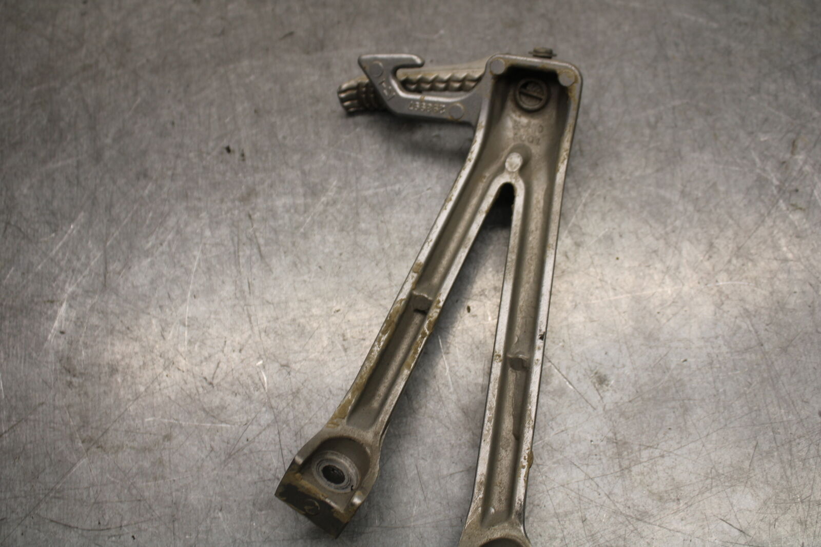 06-07 SUZUKI GSXR750 REAR BACK PASSENGER PEG SET PAIR 43600-01H00-13L BB670