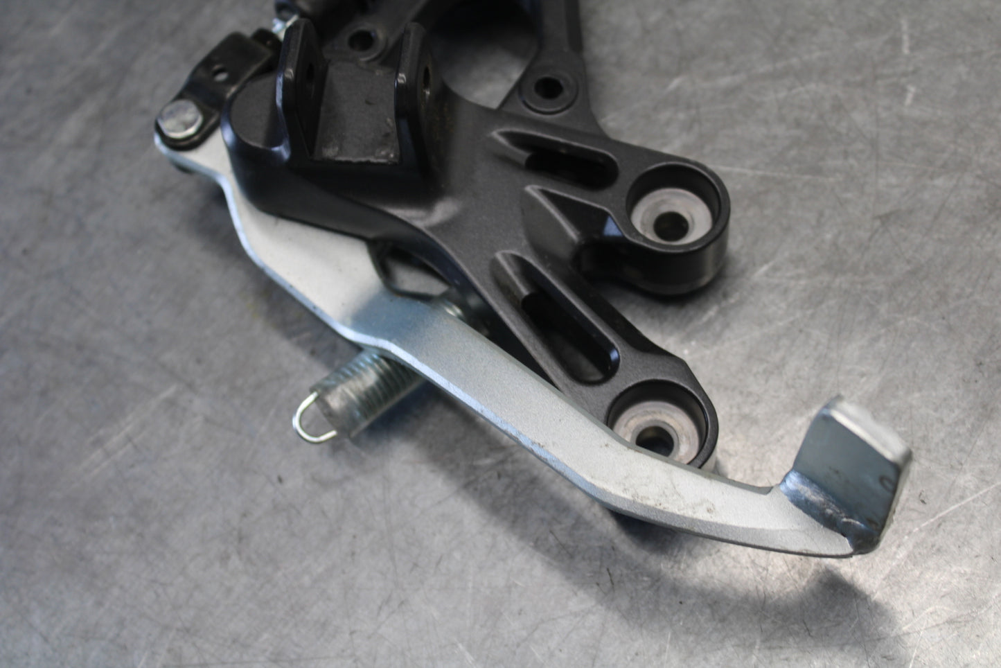 22-23 YAMAHA YZF R7 RIGHT REARSET REAR SET DRIVER FOOT PEG REST STOP BB583
