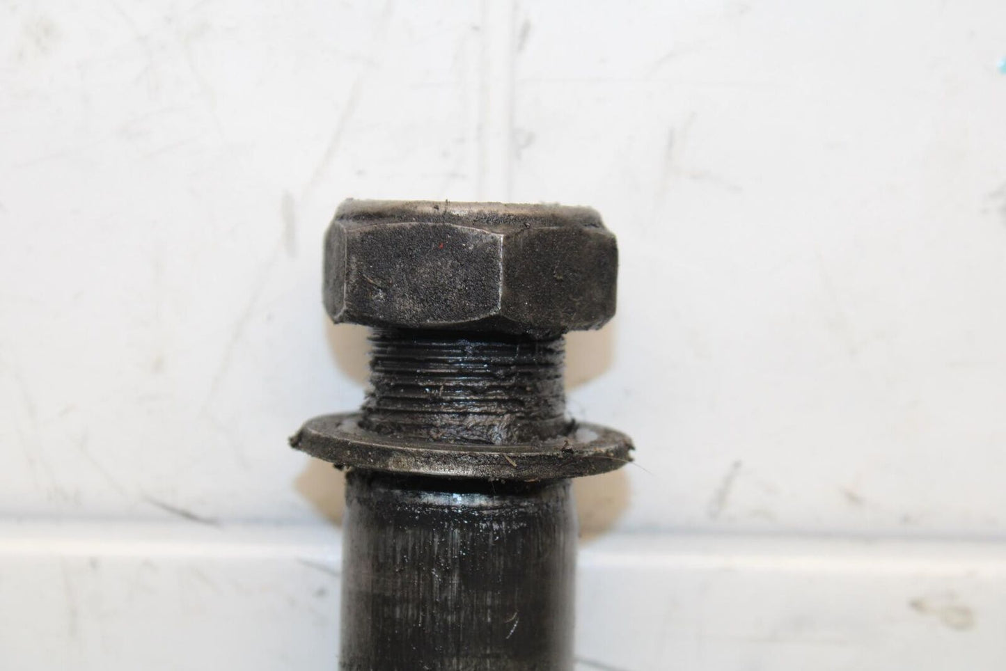 2007 Yamaha YZF R6 REAR AXLE BACK WHEEL RIM PIVOT BOLT 2C0-25381-10-00 BB590