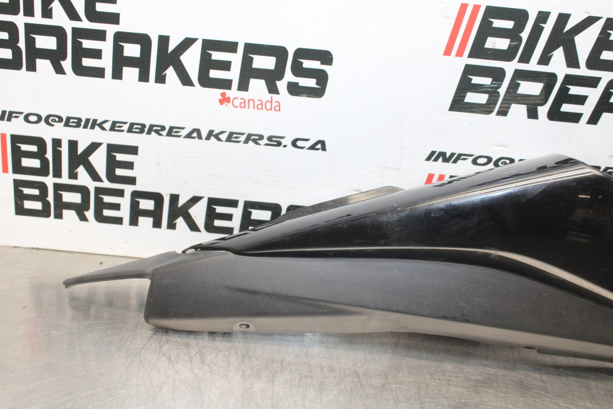 23 YAMAHA YZF R3 RIGHT REAR BACK TAIL FAIRING COWL SHROUD BB806