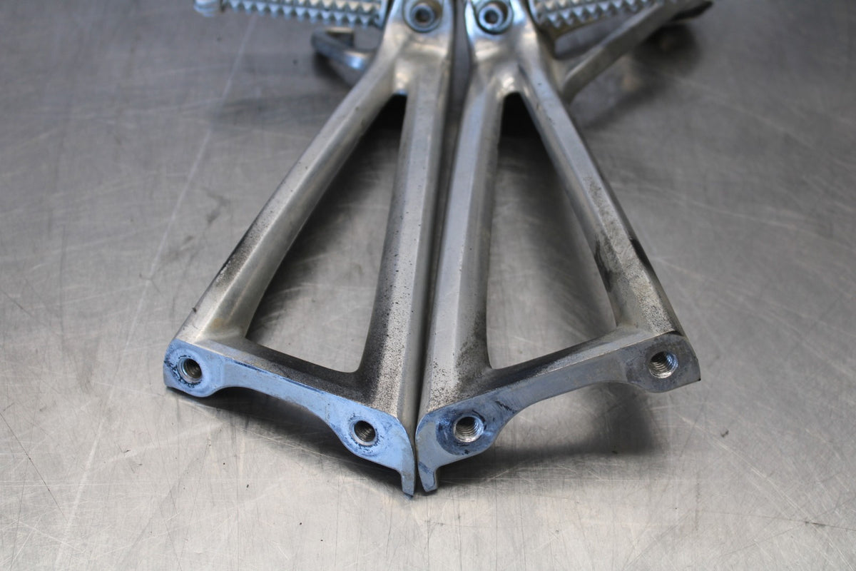 03-04 YAMAHA YZF R6 REAR BACK PASSENGER PEG SET PAIR BB890