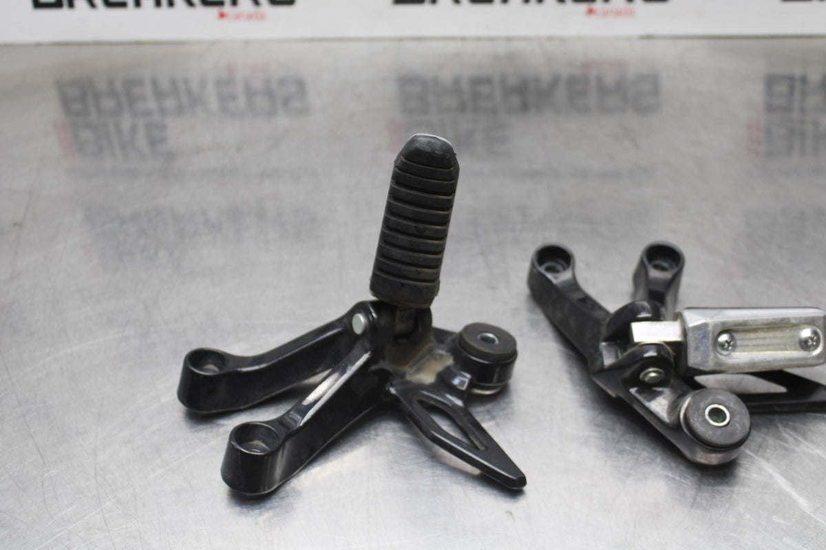 15 SUZUKI GW250F REAR BACK PASSENGER PEG SET PAIR BB789