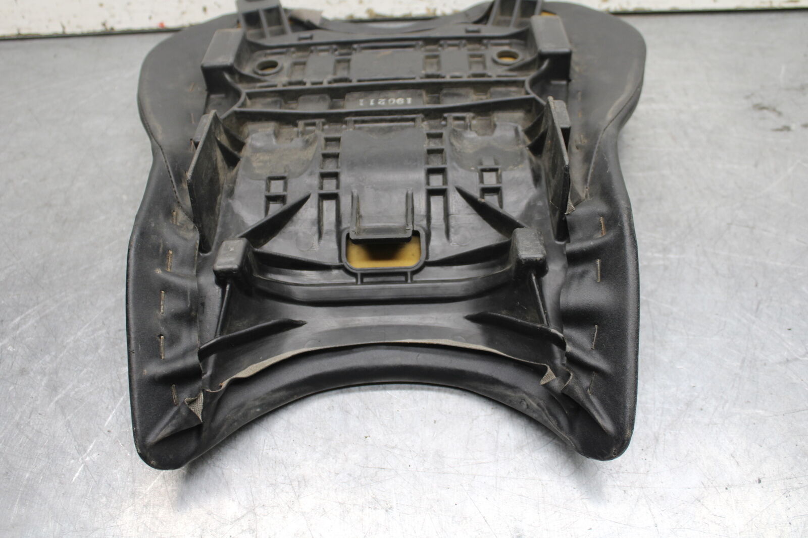 06 YAMAHA YZF R6 FRONT DRIVERS SEAT PAD SADDLE PILLION 2C0-24710-00-00 BB716