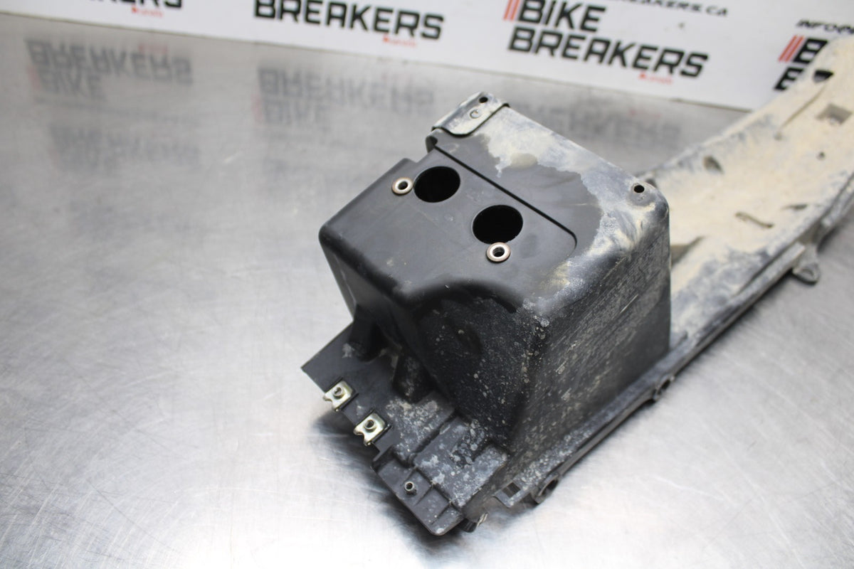 18 YAMAHA SUPER TENERE REAR BACK TAIL UNDERTAIL BATTERY TRAY PLASTIC BB832