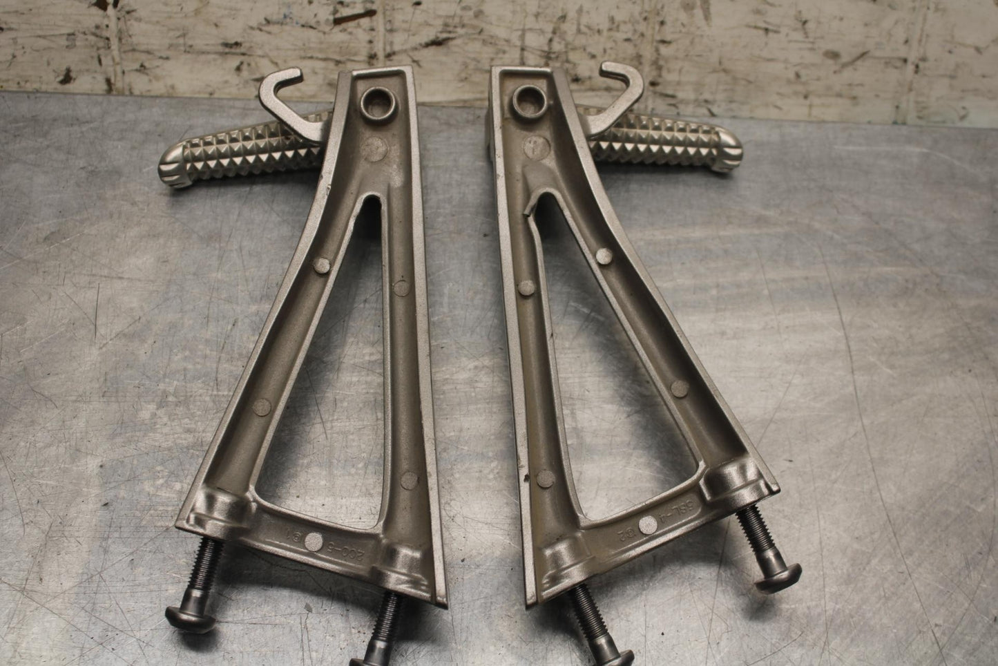 2006 Yamaha YZF R6 REAR BACK PASSENGER PEG SET PAIR 2C0-2741L-00-00 BB560