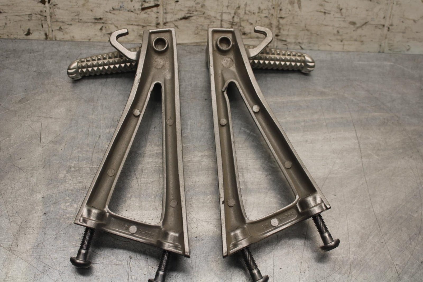 2006 Yamaha YZF R6 REAR BACK PASSENGER PEG SET PAIR 2C0-2741L-00-00 BB560