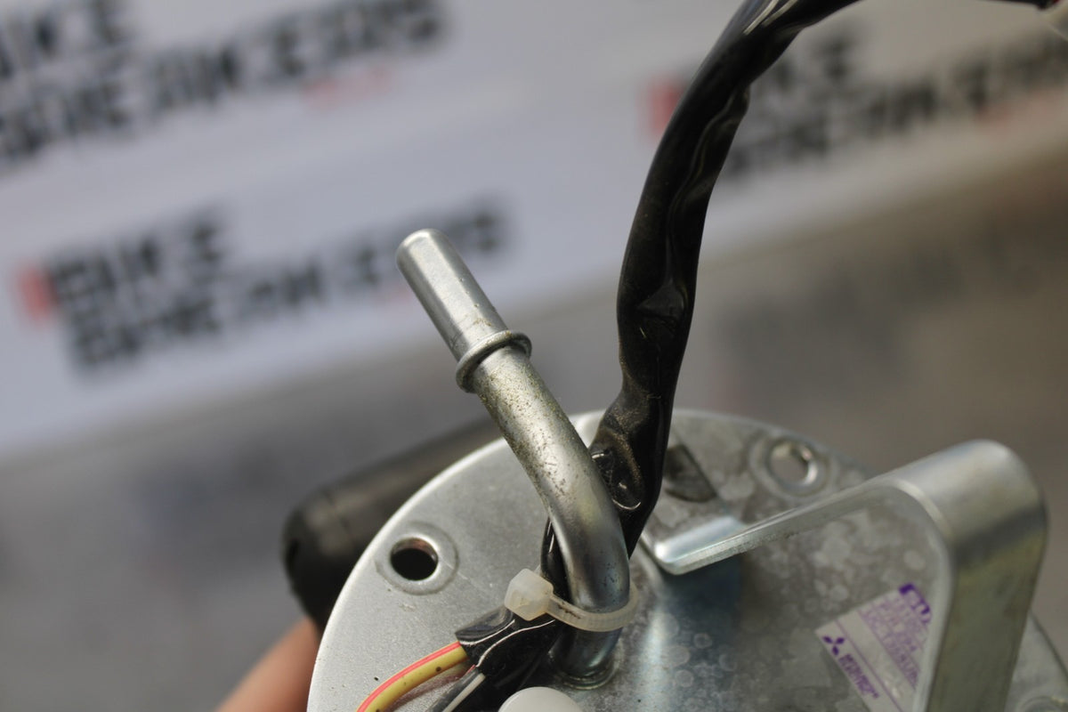18 SUZUKI GSXR750 FUEL PUMP GAS PETROL SENDER UNIT BB891