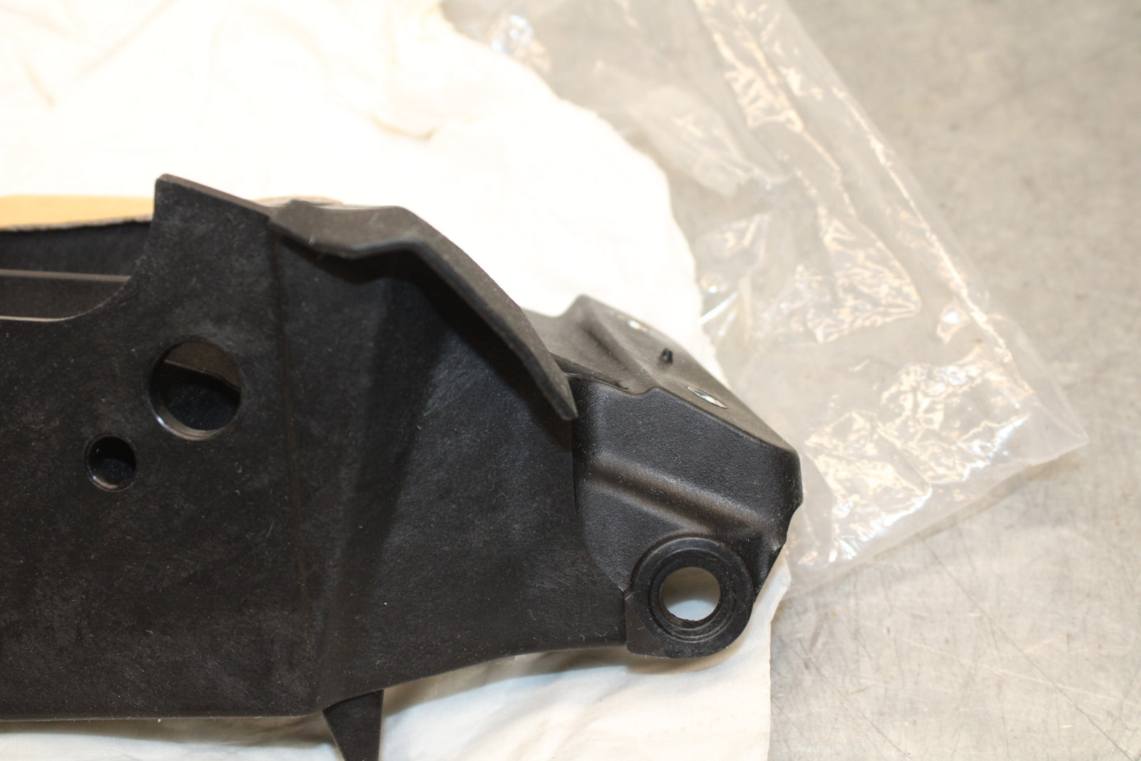 19-23 KAWASAKI NINJA ZX6R UPPER FAIRING MIRROR GAUGES STAY BRACKET BB749