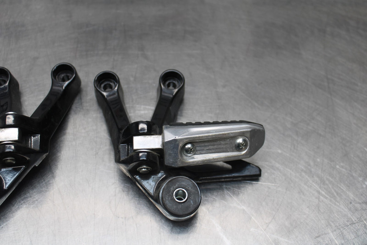 15 SUZUKI GW250F REAR BACK PASSENGER PEG SET PAIR BB789