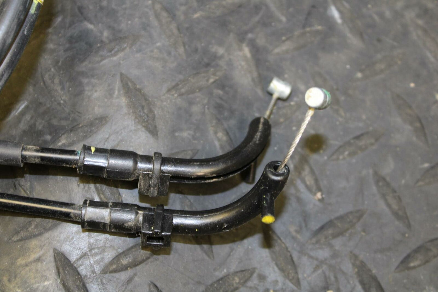 19 YAMAHA YZF R3 THROTTLE CABLES LINES BB177