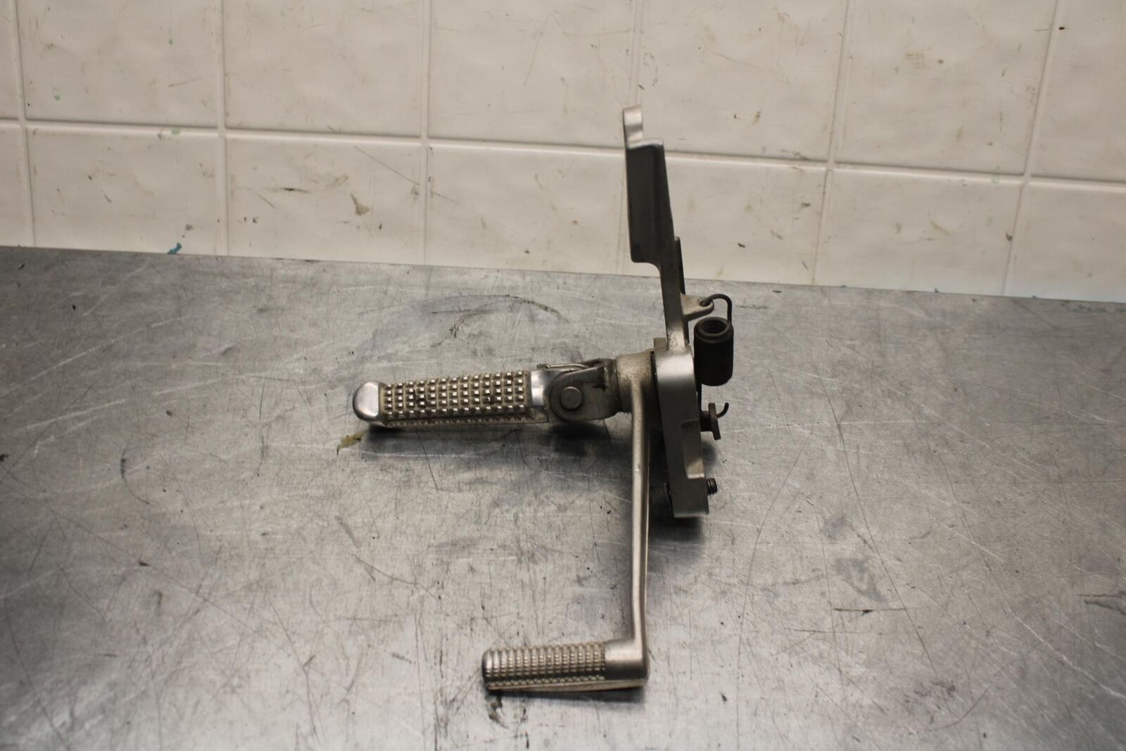 1999 Suzuki GSXR600 RIGHT REARSET REAR SET DRIVER FOOT PEG REST STOP BB580