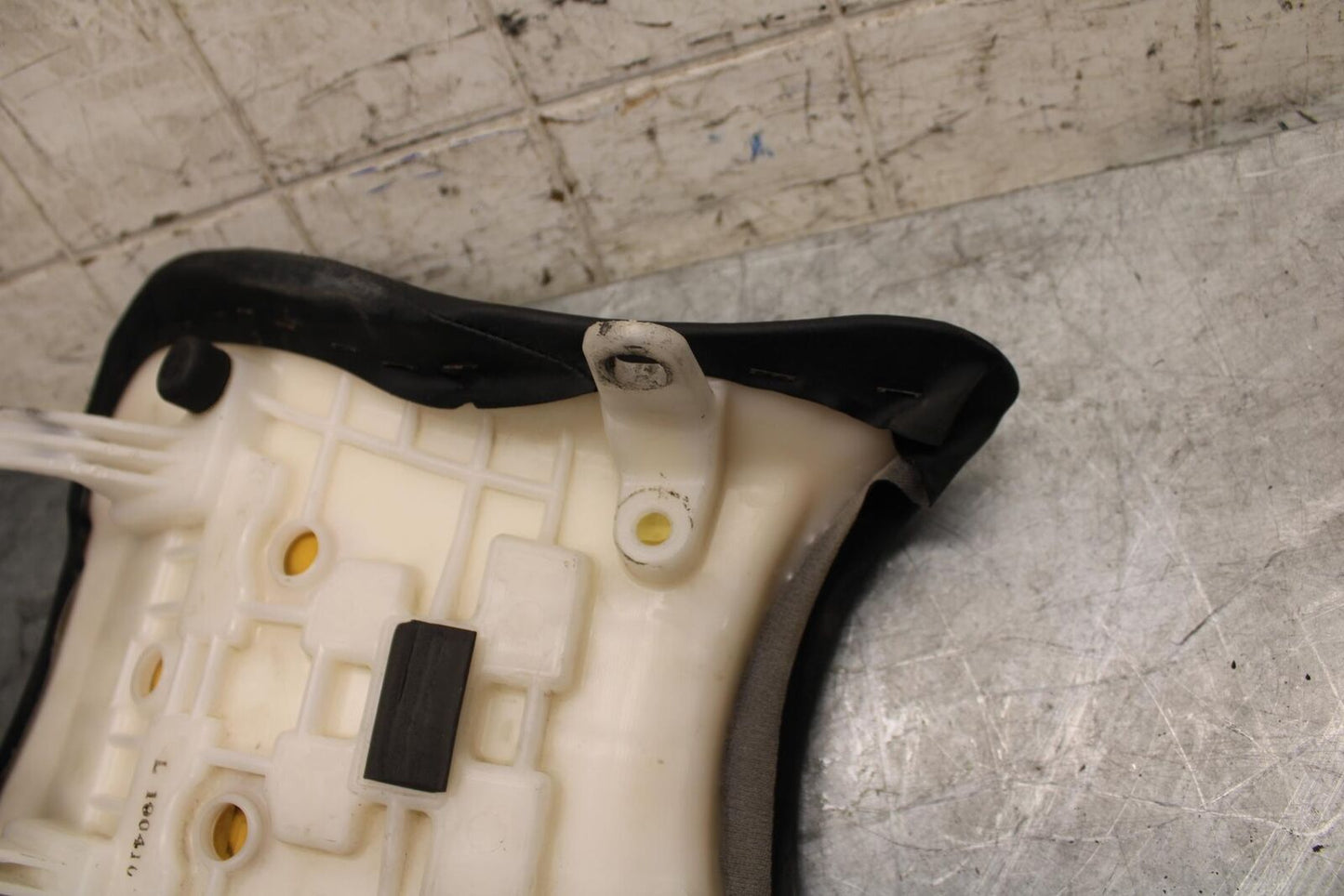 2007 Suzuki GSXR750 FRONT DRIVERS SEAT PAD SADDLE PILLION 45100-01H00-6BY BB546