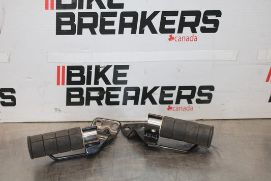 07 SUZUKI BOULEVARD M50 REAR PASSENGER FOOT STEP PEG SET BB897