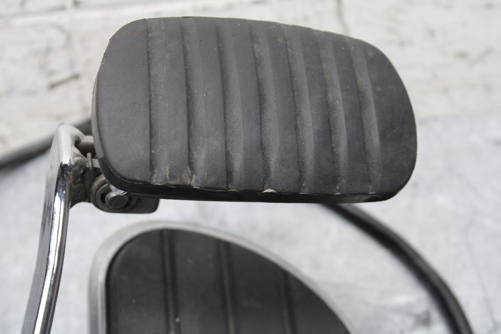 2005 Kawasaki Vulcan 1600 VN1600D Nomad RIGHT FRONT FOOT REST PEG STEP BB556
