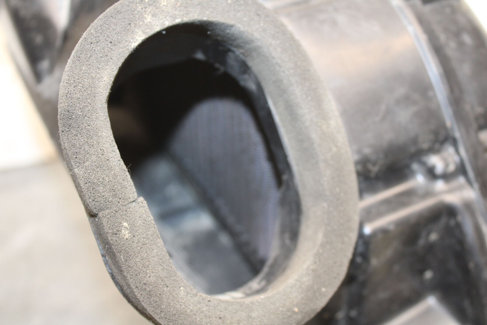 06-07 SUZUKI GSXR750 AIRBOX AIR INTAKE FILTER BOX 13700-02H03 BB670