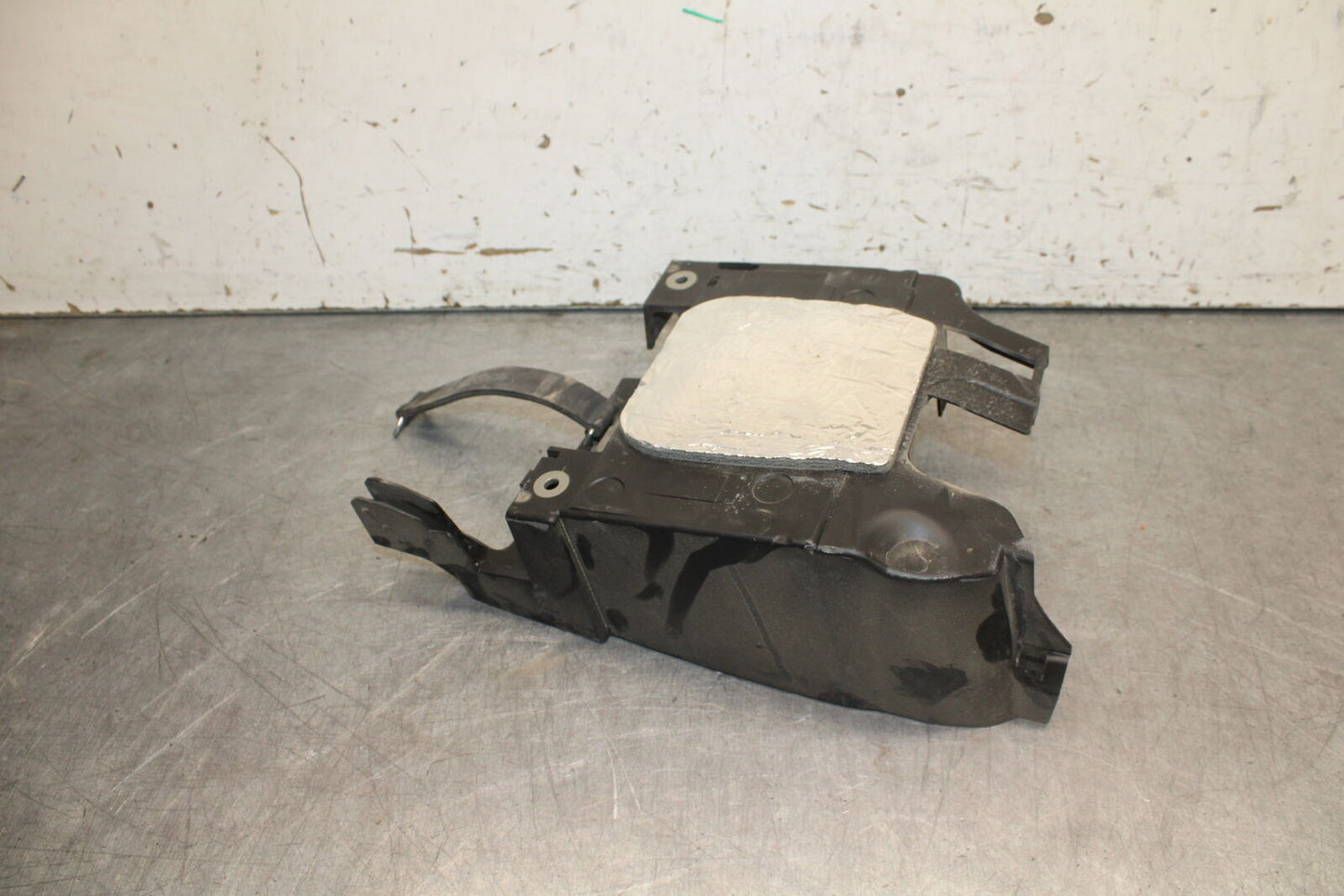 09-14 YAMAHA YZF R1 REAR BACK TAIL UNDERTAIL BATTERY TRAY PLASTIC BB696